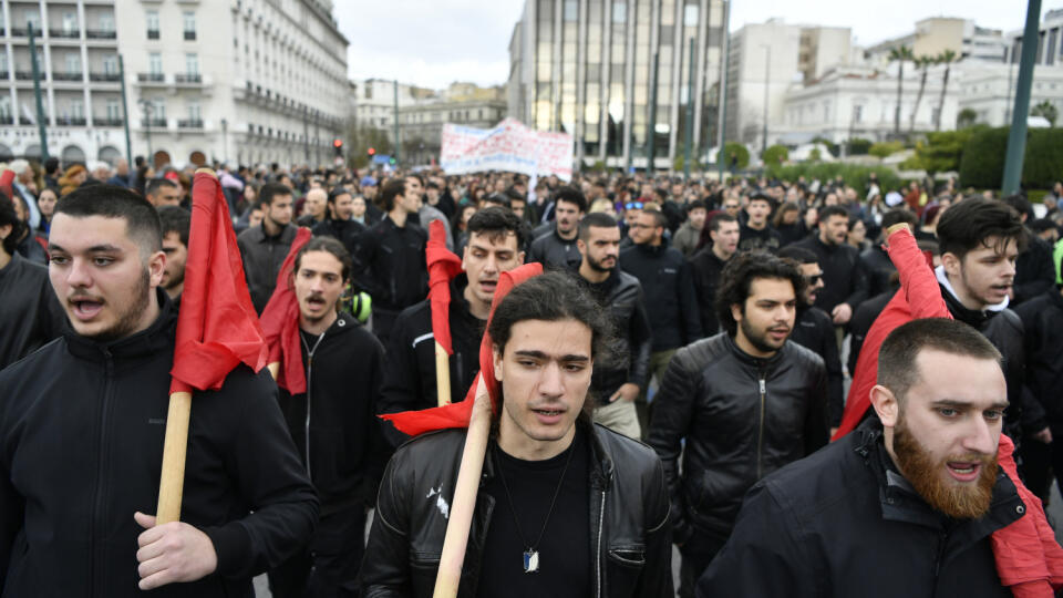 JB 27 Atény - Demonštranti skandujú na protestnom zhromaždení počas 24-hodinového národného štrajku štátnych zamestnancov v Aténach 28. februára 2024. Stredajšie štrajky organizované odbormi narušili dopravu v Grécku. FOTO TASR/AP
Protesters shout slogans during a rally in Athens, Greece, Wednesday, Feb. 28, 2024. Widespread strikes in Greece disrupted transport services Wednesday, halting ferries and trains, in protests timed to coincide with the anniversary of a deadly rail crash a year ago.