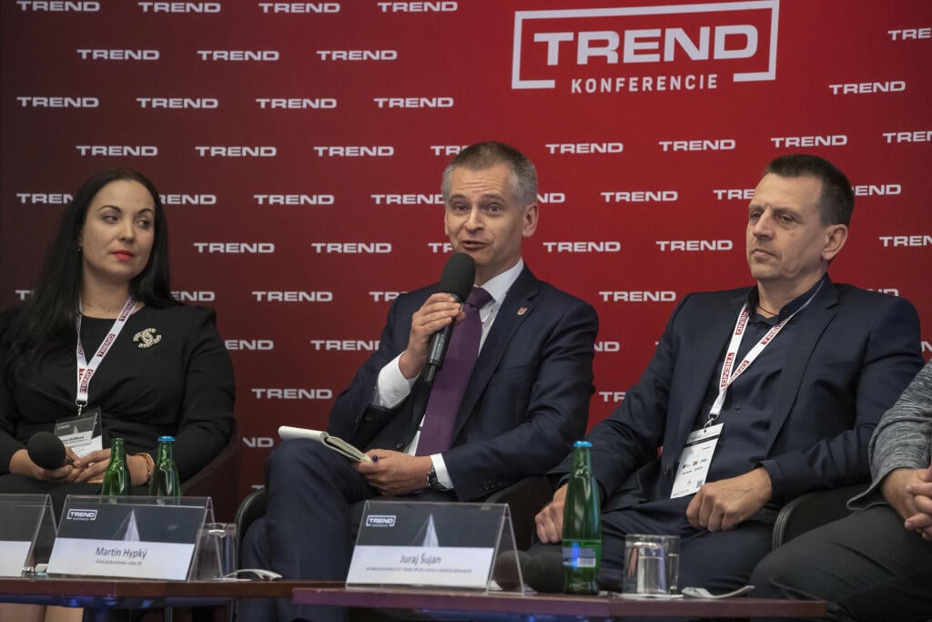 Trend konferencie: Reality & Development. Na snímke zľava je Janka Alušíková, partner a advokát, act MPH advocates, Martin Chren, starosta bratislavskej mestskej časti Ružinov a Martin Hypký, štátny tajomník, Ůrad podpredsedu vlády SR.