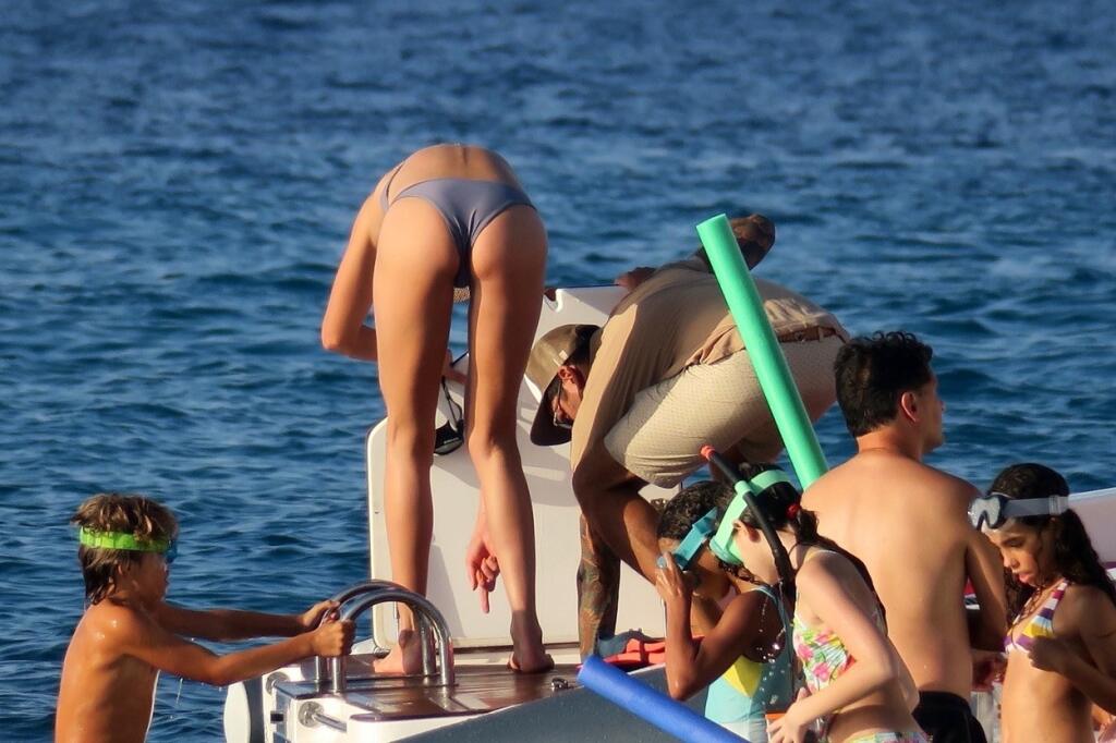 Ronaldo sa na luxusnej lodi vyzliekol a ukázal svoju nefutbalovú postavu.Jeho partnerka Celina si na rozdiel od neho drží svoju štíhlu figúru.