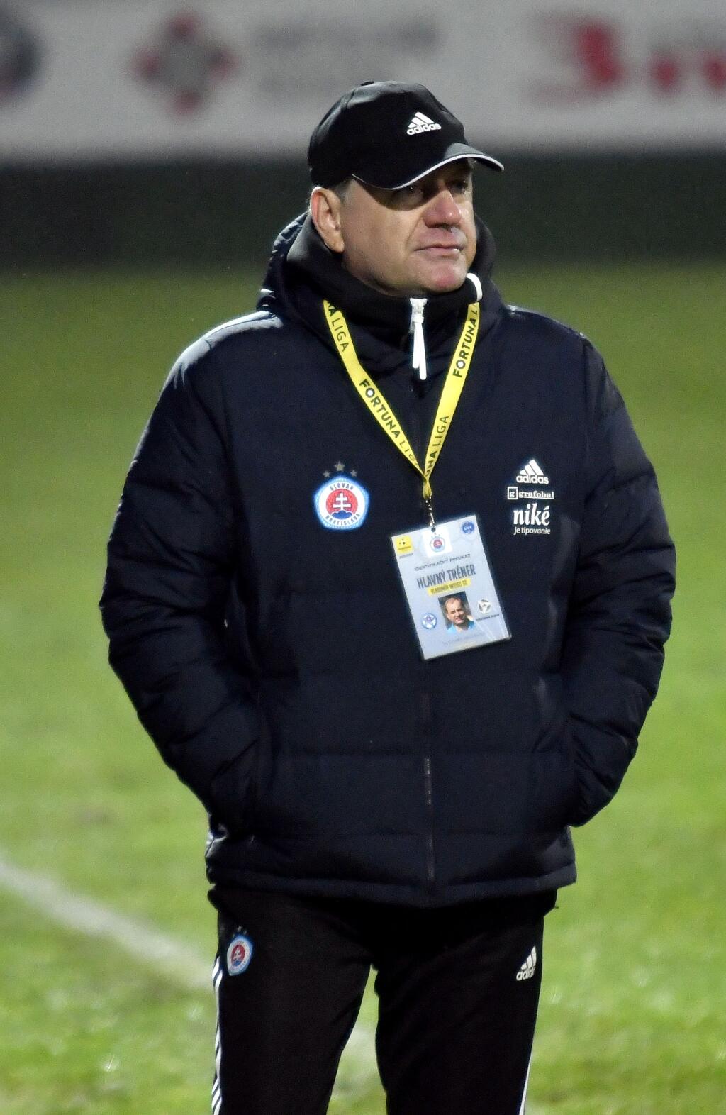 Na snímke tréner ŠK Slovan Bratislava Vladimír Weiss st. v zápase 15. kola základnej časti Fortuna ligy MFK Zemplín Michalovce - ŠK Slovan Bratislava v Michalovciach 21. novembra 2021. FOTO TASR – Roman Hanc
