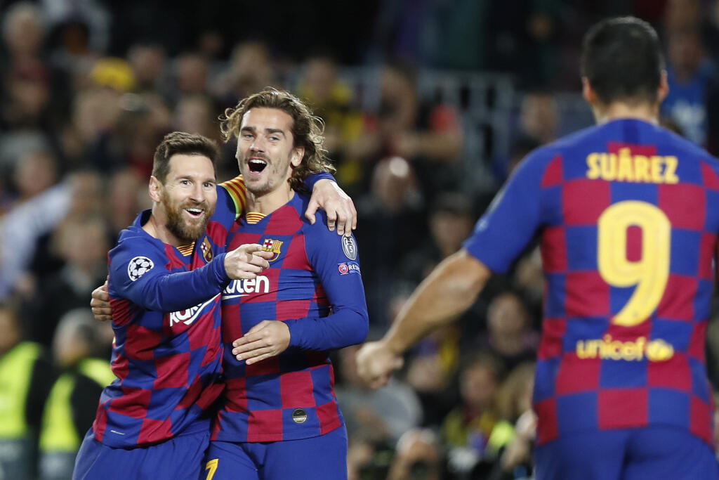 KK45 Barcelona - Lionel Messi (vľavo) z FC Barcelony s ateší z gólu s Antoinem Griezmannom (uprostred) a Luisom Suarezom počas zápasu 5. kola F-skupiny skupinovej fázy Ligy majstrov FC Barcelona - Borussia Dortmund 27. novembra 2019 v Barcelone. FOTO TASR/AP
Barcelona's Lionel Messi, left, celebrates after scoring his side's second goal with Antoine Griezmann, centre and Luis Suarez during a Champions League soccer match Group F between Barcelona and Dortmund at the Camp Nou stadium in Barcelona