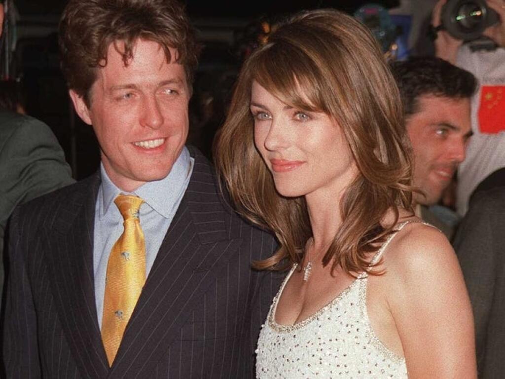 Elizabeth Hurley a Hugh Grant.