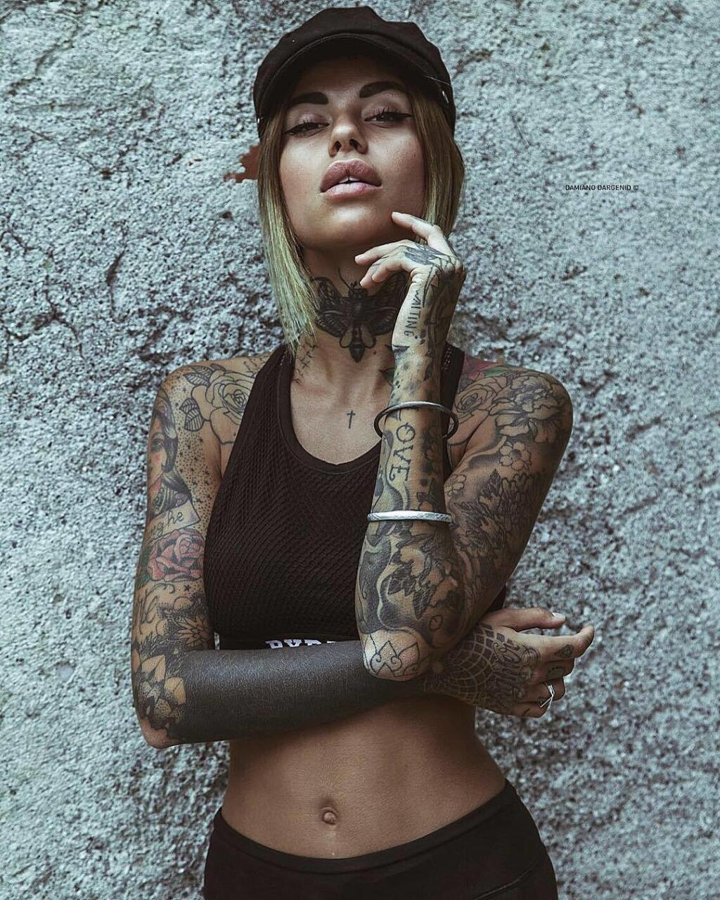 Zoe Cristofoli je obľúbenou na sociálnych sieťach. Má skvelý zmysel pre módu a jej tetovania jej dodávajú výnimočnosť
