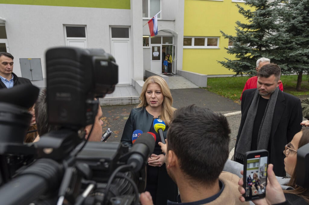 Na Slovensku sa v sobotu o siedmej hodine ráno začali historicky prvé spojené voľby do orgánov samosprávy obcí a do orgánov samosprávnych krajov. Na snímke prezidentka SR Zuzana Čaputová hovorí s novinármi po odvolení  v Materskej škole v Pezinku 29. októbra 2022. FOTO TASR - Michal Svítok	