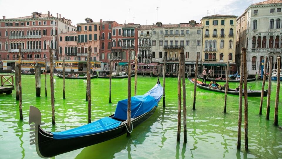 Voda v benátskom kanáli Canal Grande, hlavnej dopravnej tepne mesta, sa sfarbila do fosforeskujúco zelenej.