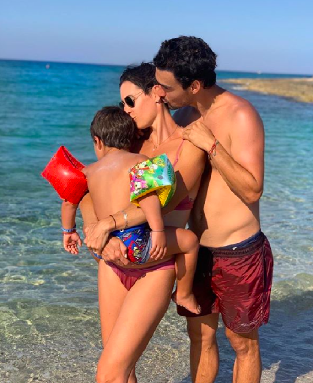 Hneď, ako na chvíľu zmizli deti Federica a Farah z dohľadu, osedlala si Flavia svojho žrebca a vzniklo z toho niekoľko veľmi pikantných fotiek.