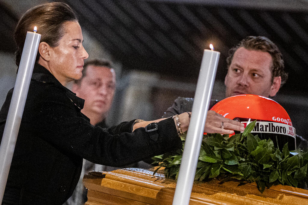 Vo Viedenskom Dóme svätého Štefana sa konala posledná rozlúčka automobilovým pretekárom Nikim Laudom, ktorý zomrel vo veku 70 rokov. Birgit pred obradom priniesla na truhlu Nikiho prilbu.