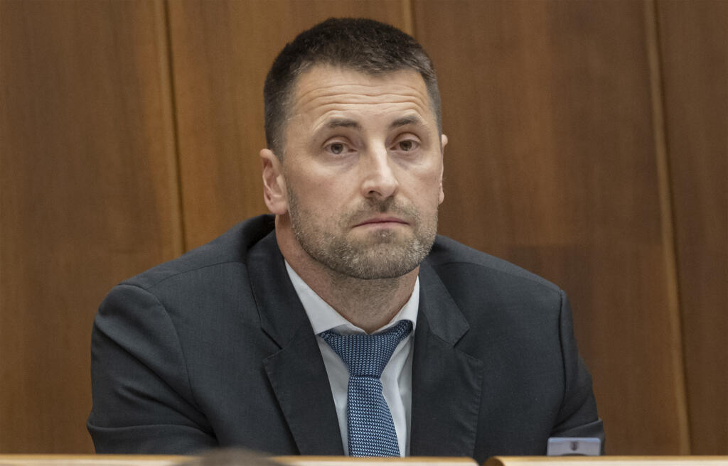 Poslanci parlamentu SR schválili sadzbu dane z pridanej hodnoty (DPH), ktorá sa dočasne zníži na 10 %, a to nielen na lanovky či vleky, ale aj na reštauračné a stravovacie služby. Vyplýva to z pozmeňujúceho návrhu poslanca Karola Kučeru (OĽANO) k vládnej novele zákona o DPH, ktorú v utorok schválila Národná rada (NR) SR. Na snímke poslanec parlamentu SR Marián Viskupič (SaS) počas 78. zasadnutia NR SR 6. decembra 2022 v Bratislave. FOTO TASR - Martin Baumann