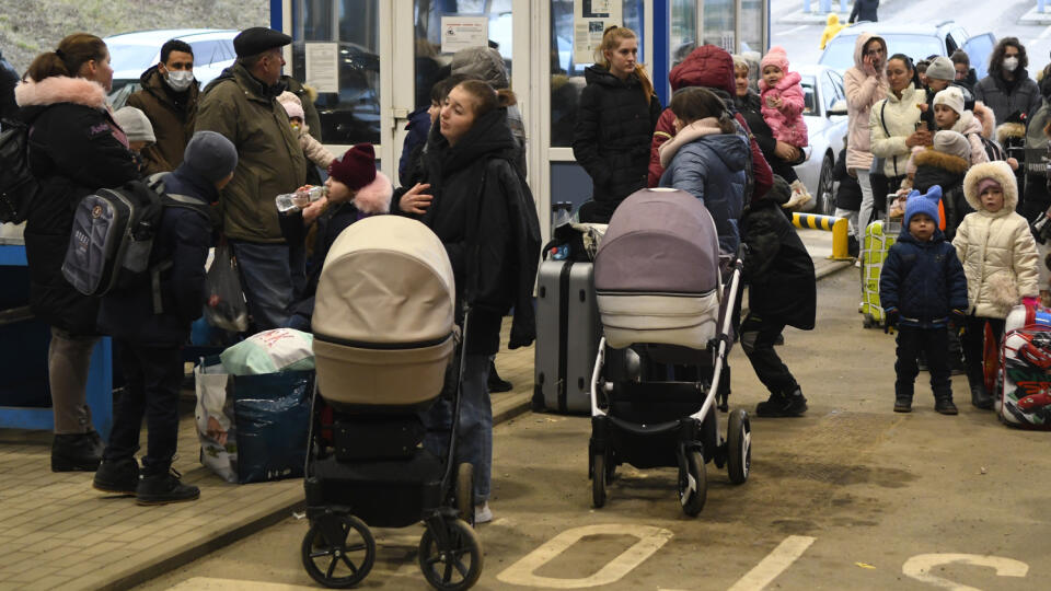 Utečenci z Ukrajiny prechádzajú cez hraničný priechod vo Vyšnom Nemeckom 25. februára 2022. FOTO TASR - Milan Kapusta