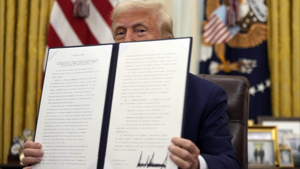 JB 34 Washington - Americký prezident Donald Trump ukazuje podpísané výkonné nariadenie v Oválnej pracovni Bieleho domu vo Washingtone 23. januára 2025. FOTO TASR/AP
President Donald Trump signs an executive order in the Oval Office of the White House, Thursday, Jan. 23, 2025, in Washington. (AP Photo/Ben Curtis)