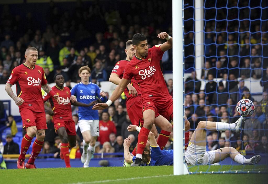 Slovenský futbalový reprezentant v drese Watfordu Juraj Kucka sleduje hráča Evertonu Toma Daviesa, ktorý strieľa gól v dueli 9. kola anglickej Premier League FC Everton - FC Watford v Liverpoole v sobotu 23. októbra 2021.