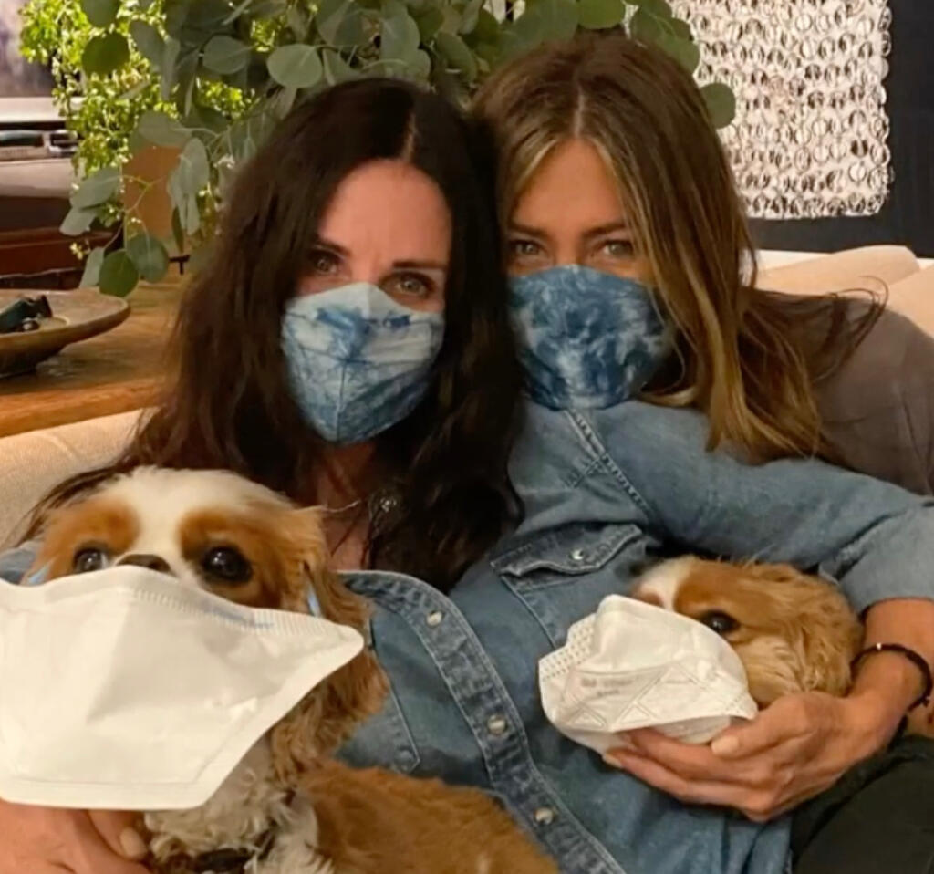 Dlhoročné priateľky Jennifer Anistor a Courteney Cox si rúška zladili.