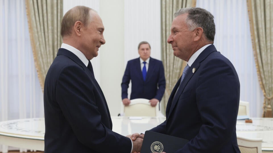 KK32 Moskva - Ruský prezident Vladimir Putin (vľavo) a osobitný vyslanec amerického prezidenta Steve Witkoff si podávajú ruky počas stretnutia v Moskve 6. augusta 2025. Osobitný vyslanec amerického prezidenta Steve Witkoff v stredu pricestoval do Moskvy, kde má rokovať o vojne na Ukrajine a lehote šéfa Bieleho domu Donalda Trumpa na uzavretie prímeria. FOTO TASR/AP
Russian President Vladimir Putin, left, and U.S. President Donald Trump's special envoy Steve Witkoff, right, shake hands during th