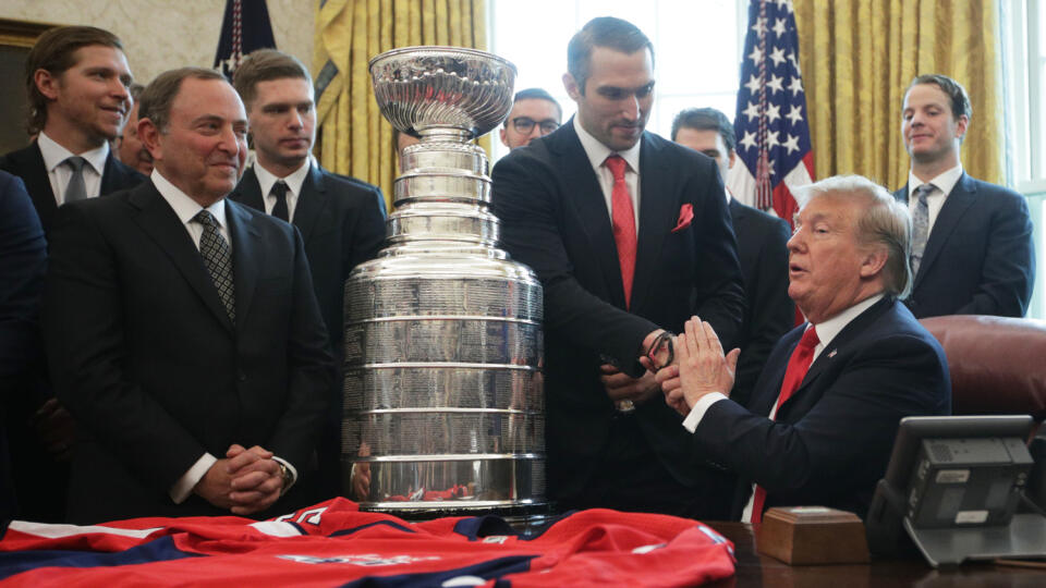 Ruský hokejista Alexander Ovečkin a jeho manželka sa v utorok zúčastnili vianočnej večere v rezidencii Mar-a-Lago, ktorú usporiadal prezident USA Donald Trump.