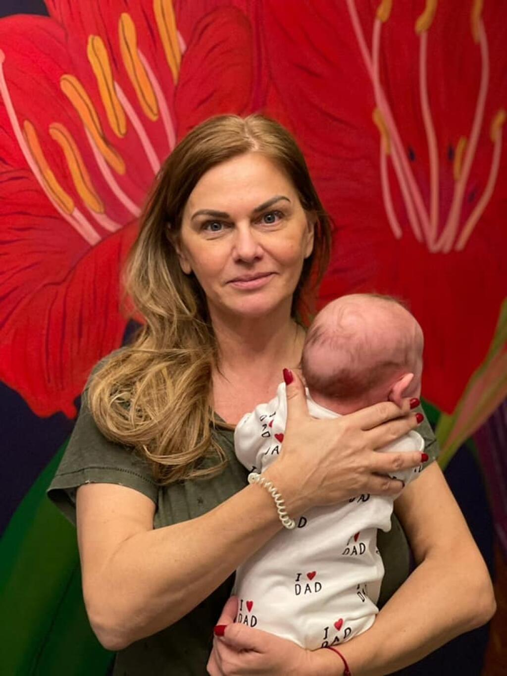Monika Beňová s dcérkou Leou pred umeleckým dielom v jej vile.