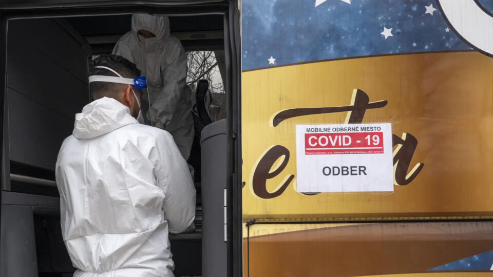 Na snímke je autobus cestovnej kancelárie, ktorá ho v snahe splácať úver v čase pandémie korovanírusu Covid - 19 prenajala a zriadila v jeho interiéri mobilné odberové miesto.