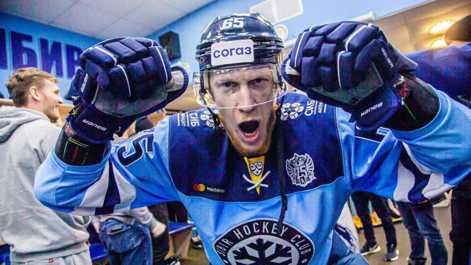 Obranca Michal Čajkovský bude aj v novej sezóne obliekať dres Sibiru Novosibirsk.