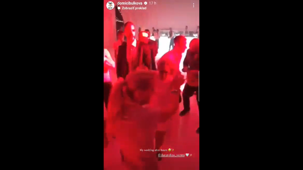 Na Instagrame ukázala súkromné zábery zo svojej svadby spred niekoľkých rokov. Takto sa tam vyšantila s Darou Rolins.