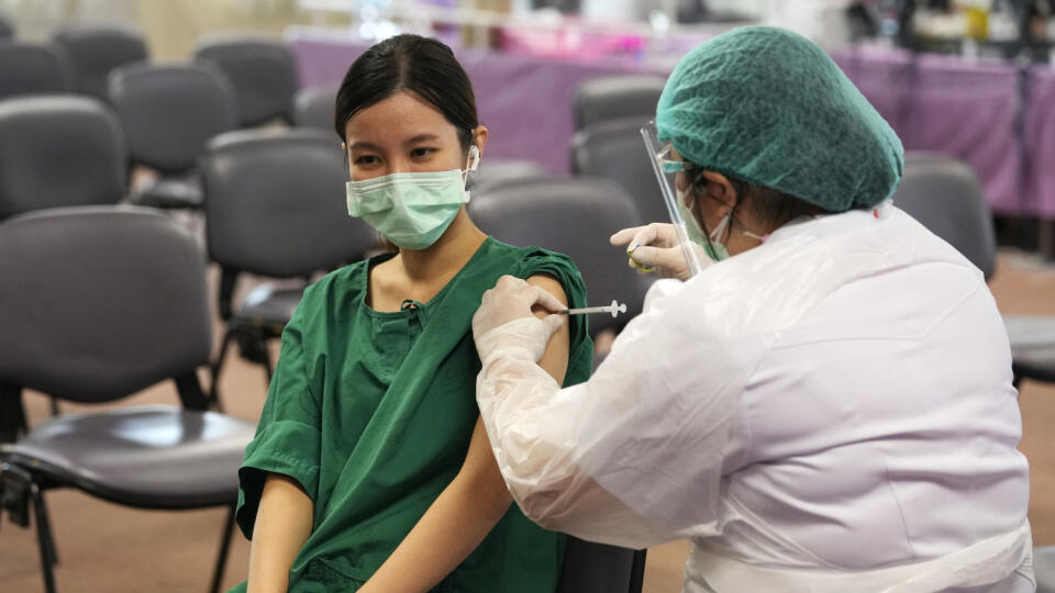 JB 28 Bangkok - Thajská zdravotníčka (vľavo) dostáva vakcínu Pfizer-BioNTech počas očkovania zdravotníkov proti ochoreniu COVID-19 vo vakcinačnom centre nemocnice v Bangkoku 10. augusta 2021. FOTO TASR/AP
A health worker receives a booster shot of the Pfizer-BioNTech COVID-19 vaccine at Bangkok Metropolitan Administration General hospital in Bangkok, Thailand, Tuesday, Aug. 10, 2021. (AP Photo/Sakchai Lalit)