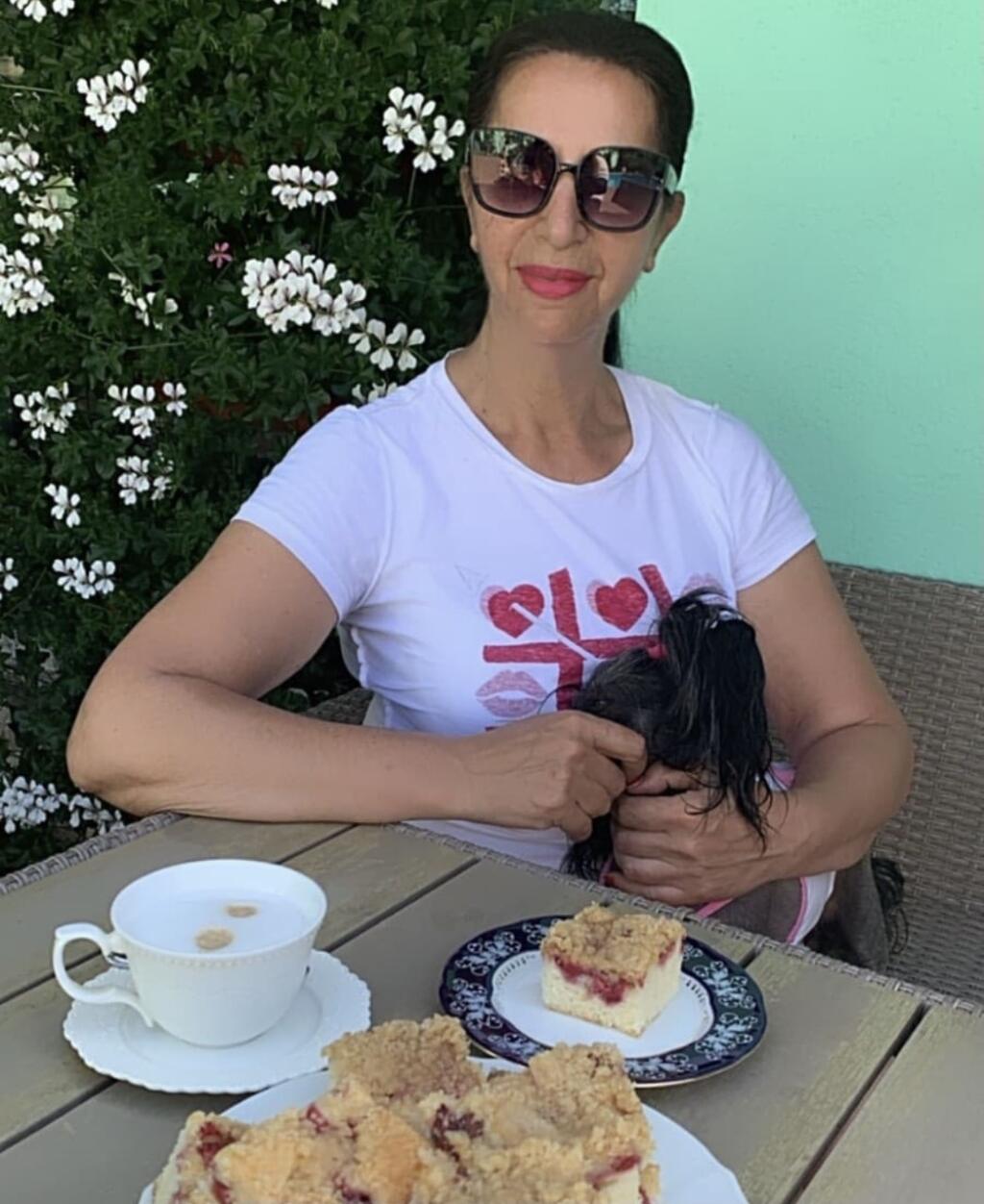 Nora s milovanou Šarikou