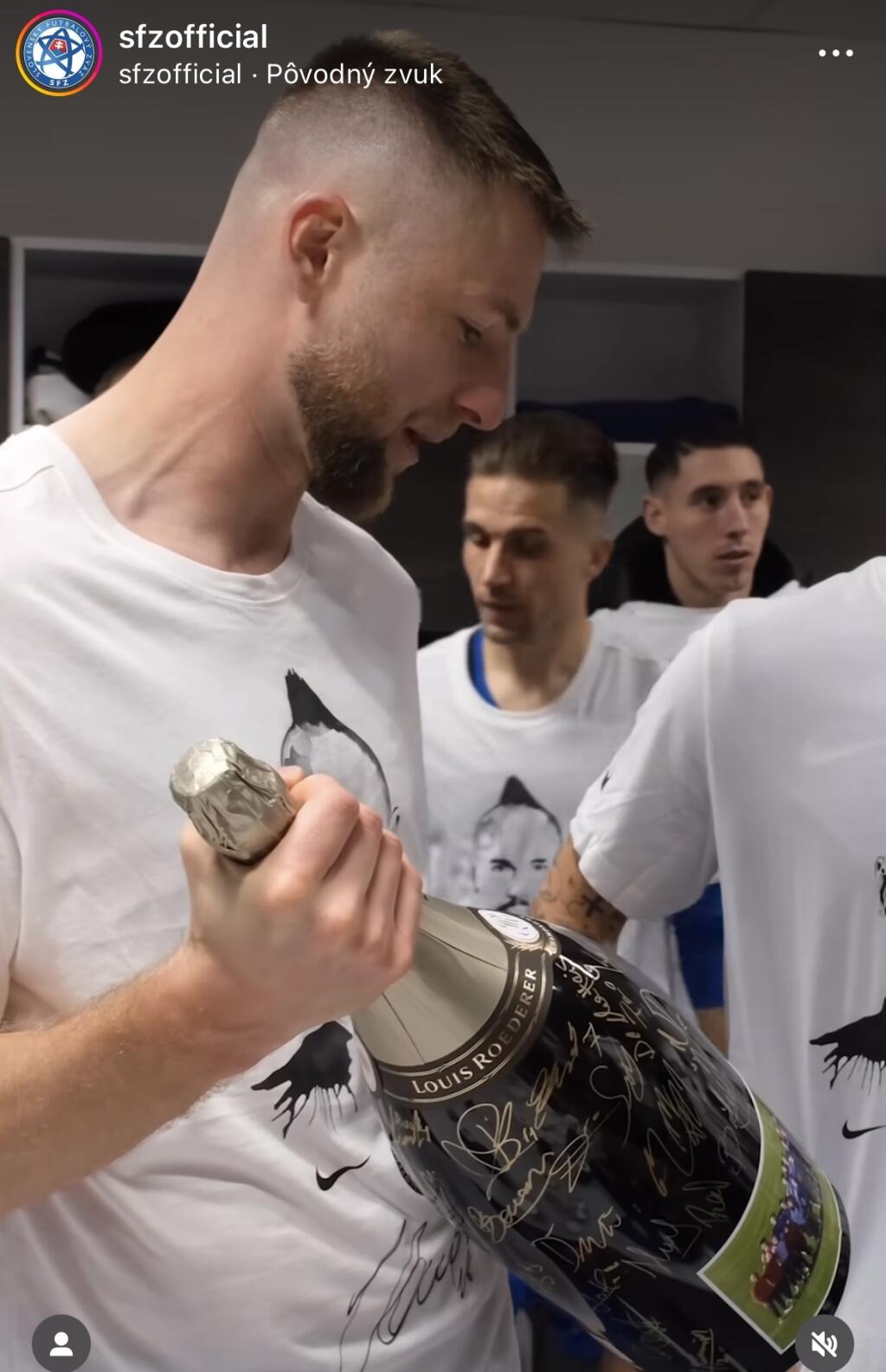 Spoluhráči sa Hamšíkovi v šatni poďakovali a darovali mu veľkú fľašu šampanského, na ktorú sa veštci podpísali.