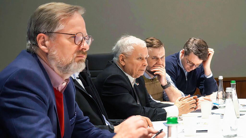 Poľsko-česko-slovinská premiérska delegácia na stretnutí  s ukrajinským prezidentom Volodymyrom Zelenským