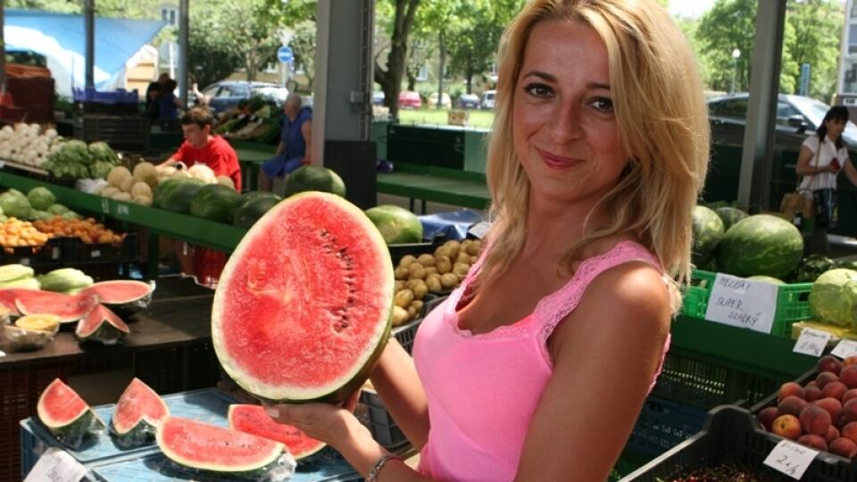 BEZPEČNEJŠÍ: Keď  melón, tak radšej  z trhoviska. Ponúka  ho aj predavačka  Danka.