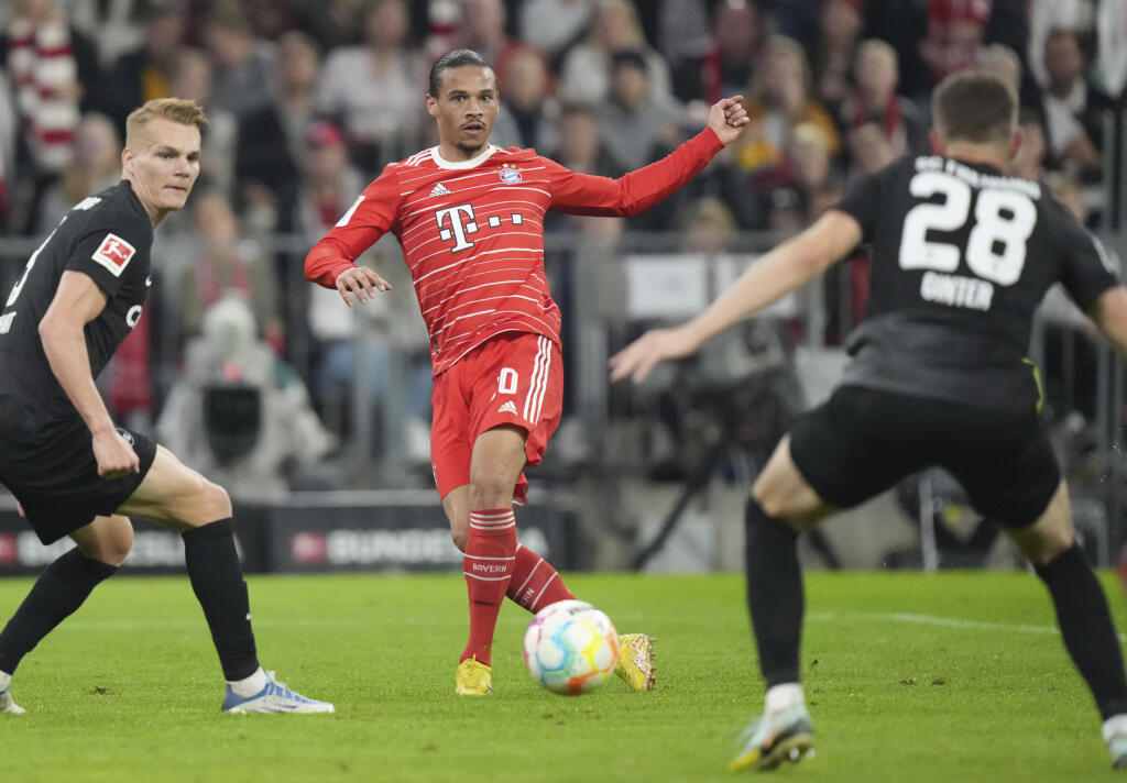 PK 34 Mníchov - Na snímke uprostred futbalista Leroy Sane z Bayernu a vpravo Matthias Ginter z Freiburgu v zápase 11. kola nemeckej Bundesligy Bayern Mníchov - SC Freiburg v Mníchove 16. októbra 2022. FOTO TASR/AP
Bayern's Leroy Sane, centre, controls the ball ahead of Freiburg's Matthias Ginter during the German Bundesliga soccer match between FC Bayern Munich and SC Freiburg at the Allianz Arena in Munich, Germany, Oct. 16, 2022. (AP Photo/Matthias Schrader)