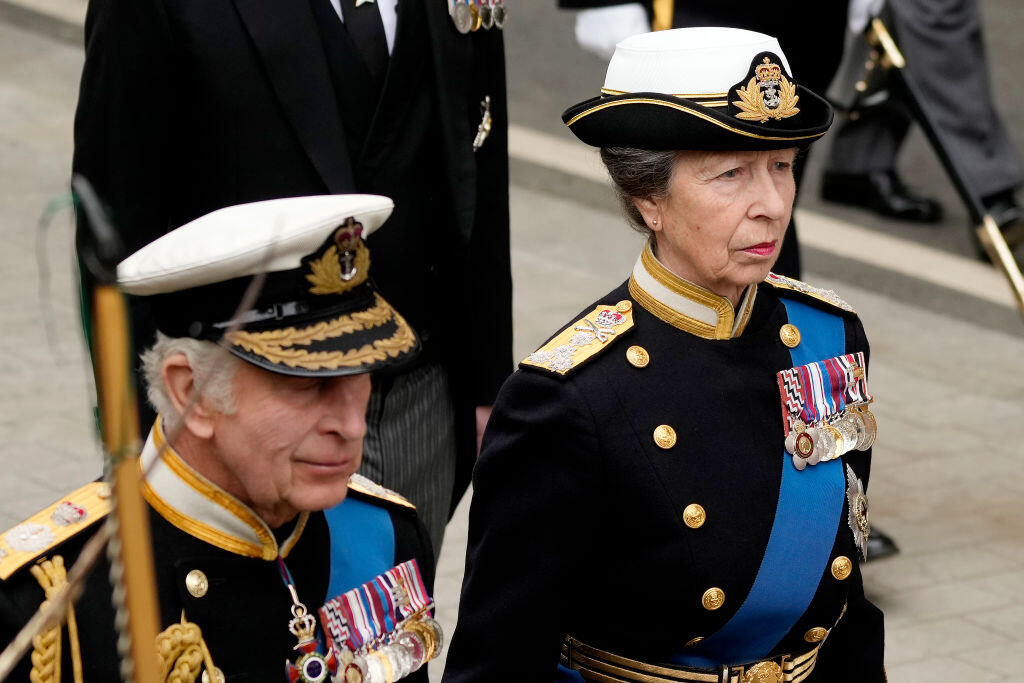 Kráľ Charles III. so sestrou princeznou Anne na pohrebe kráľovnej Alžbety II.