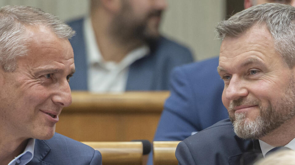 Poslanci Národnej rady (NR) SR v stredajšom hlasovaní neodsúhlasili žiadosť Generálnej prokuratúry (GP) SR o vzatie poslanca Roberta Fica (Smer-SD) do väzby. Na snímke sprava nezaradení poslanci NR SR Peter Pellegrini a Richard Raši 4.mája 2022 v Bratislave. FOTO TASR - Martin Baumann