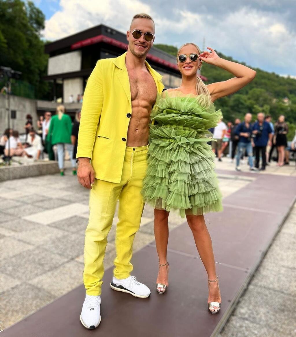 Nela si z kritiky ťažkú hlavu nerobila a na ďalší deň sa pochválila s ďalším extravagantným outfitom. Do netradičného kúsku navliekla aj svojho frajera Lukáša.