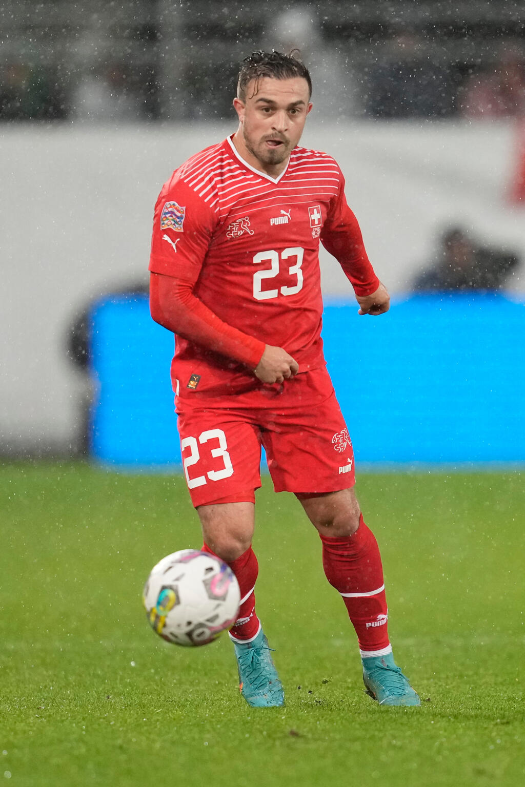 Švajčiar Xherdan Shaqiri je dlhé roky oporou helvétskeho kríža, no narodil sa v Kosove, z ktorého utiekol pred vojnou.