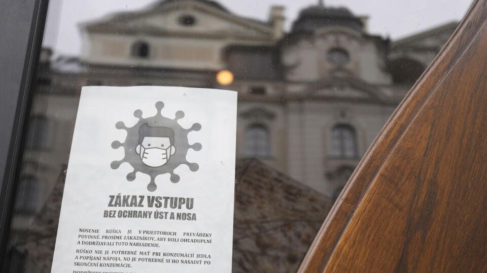 Na Slovensku sa situácia s covidom zhoršuje, denne pribúdajú tisíce nakazených: Na snímke oznam na vstupných dverách počas kontroly pracovníčkami Regionálneho úradu verejného zdravotníctva (RÚVZ) Košice s políciou, zameranej na dodržiavanie aktuálnej platnej vyhlášky Úradu verejného zdravotníctva v prevádzke verejného stravovania v Košiciach 30. septembra 2021.