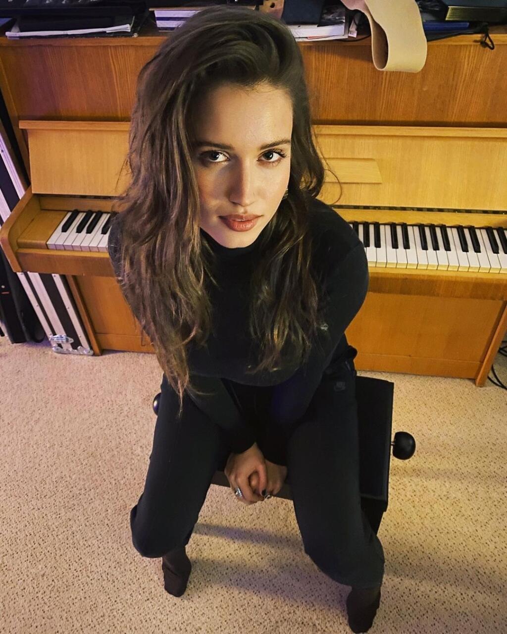 Krásna Elizabeth má hudobný talent v génoch, za čo sa môže poďakovať starému otcovi, ktorý jej podľa vlastných slov často spieval piesne legendárneho Karla Gotta.