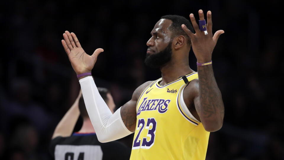 Napriek pokračujúcej pandémii koronavírusu je hviezdny LeBron James presvedčený, že prerušenú sezónu v basketbalovej NBA dokončia.