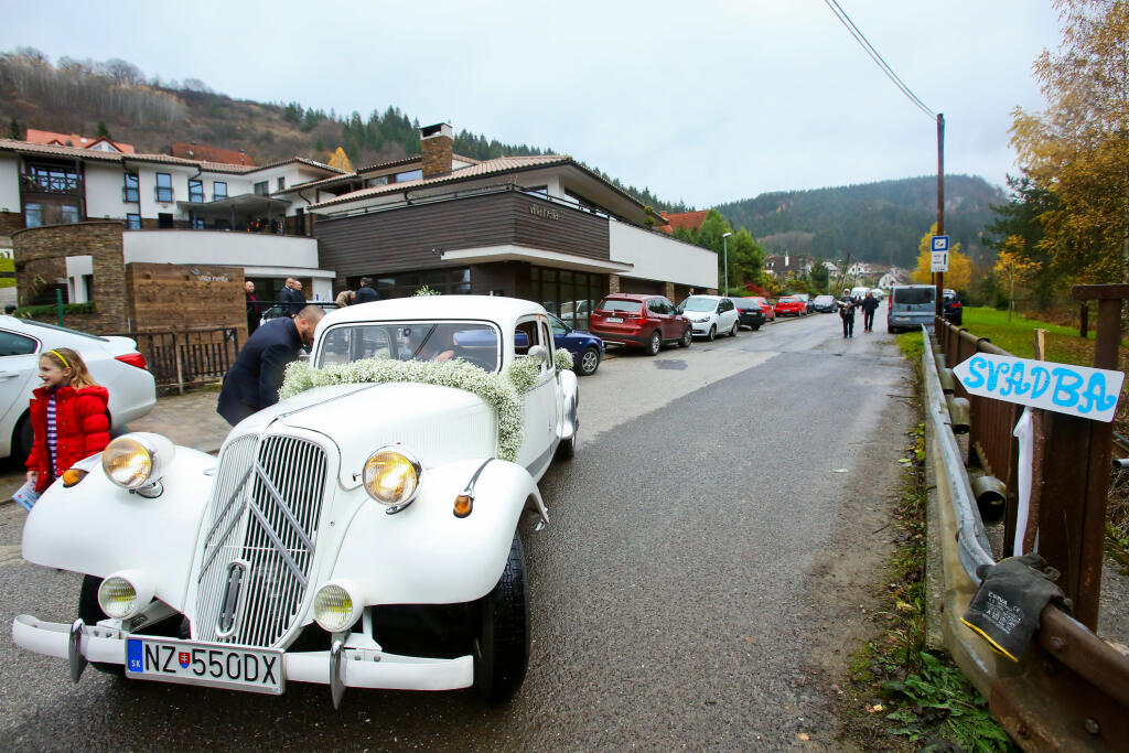 Po obrade v kostole sa Sagan s novomanželkou Katkou odviezli v bielom Citroene Traction Avant spred 2. svetovej vojny.