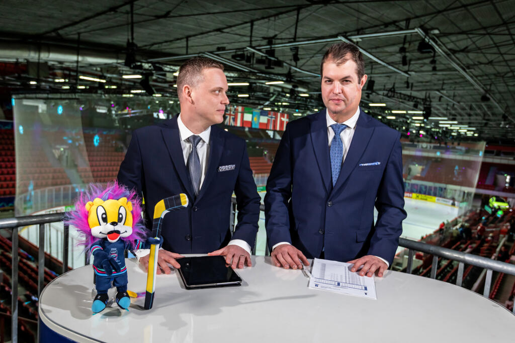 Na snímke je spolukomentátor hokejových zápasov Ondrej Rusnák a komentátor RTVS Tomáš Zagiba počas MS 2022 v Helsinkách.
