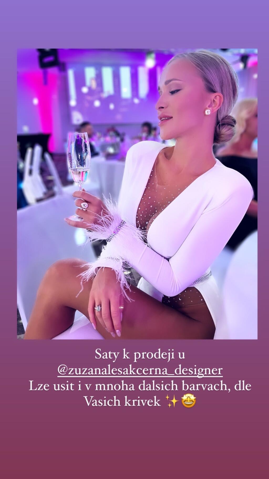 Nela nedávno vytiahla na Diamantovom plese poriadne odvážny outfit. Zrejme každému padol zrak nielen na jej dekolt, ale najmä na dolné partie. V médiách sa písalo, že prišla s holým rozkrokom.