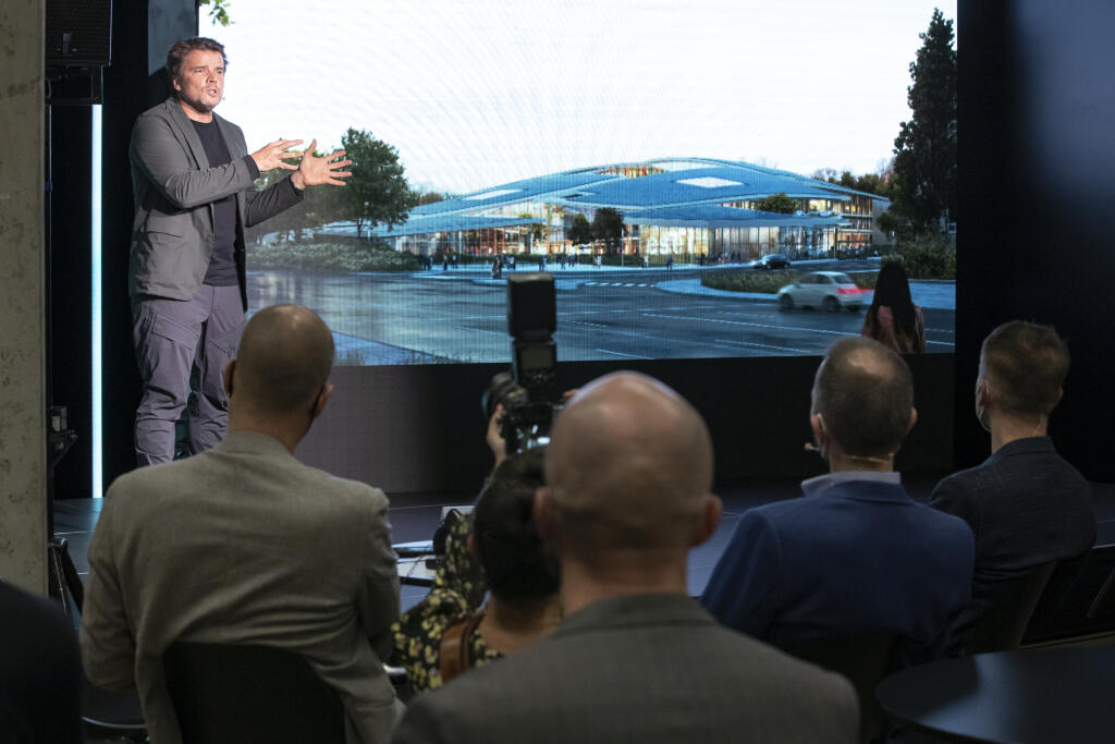 Spoločnosť ESET predstavila koncepčný návrh projektu ESET CAMPUS, ktorý vyrastie v bratislavskej mestskej časti Patrónka v priestore bývalej vojenskej nemocnice. Na snímke je dánsky architekt Bjarke Ingels.