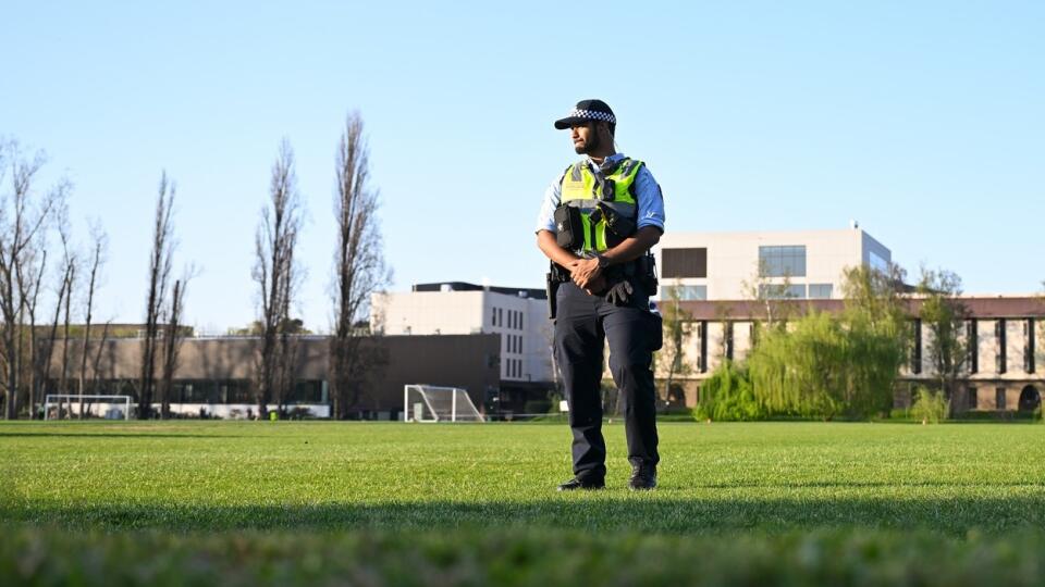 Na snímke polícia zasahuje na mieste činu pred  Austrálskou štátnou univerzitou v Canberre, kde útočník pobodal troch ľudí 18. septembra 2023.