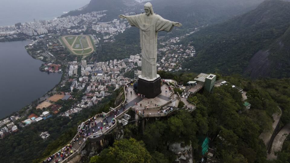 KK10 Rio de Janeiro - Na leteckej snímke z dronu gigantická socha Krista Spasiteľa, ktorá je umiestená na vrchu Corcovado 8. októbra 2021 v Riu de Janeiro. Obyvatelia brazílskeho mesta Rio de Janeiro v utorok 12. októbra 2021 oslávili "90. narodeniny" tamojšej ikonickej sochy Krista Spasiteľa slávnostnou bohoslužbou aj novým alkoholickým nápojom. FOTO TASR/AP
In this aerial image taken with a drone, the Christ the Redeemer statue stands above Rio de Janeiro, Brazil, Friday, Oct. 8, 2021, one wee