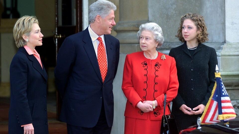 Prezident Bill Clinton s manželkou Hillary a dcérou Chelsea na návšteve u kráľovnej v roku 2000.