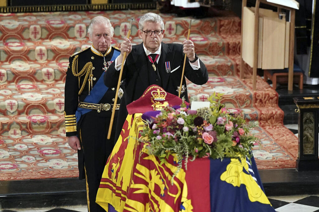 Na snímke lord komorník Baron Parker láme palicu na znak ukončenia jeho služby počas obradu rozžehnania sa s telom britskej kráľovnej Alžbety II. v Kaplnke svätého Juraja na hrade Windsor v pondelok 19. septembra 2022.
