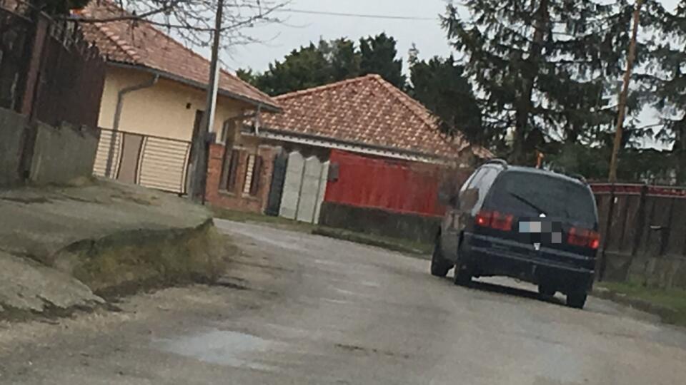 Školákov a ich rodičov v okrese Dunajská Streda desí čierny či tmavomodrý Volkswagen Passat, do ktorého dvaja muži lákajú deti.