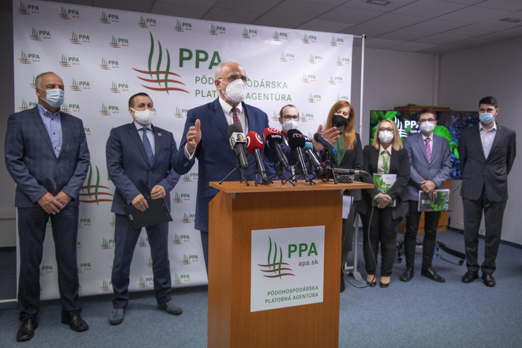 Na snímke v popredí odchádzajúci minister pôdohospodárstva a rozvoja vidieka (MPRV) SR Ján Mičovský (OĽaNO) počas verejného odpočtu činnosti Pôdohospodárskej platobnej agentúry (PPA) za rok 2020 v Bratislave 25. mája 2021. FOTO TASR - Pavel Neubauer