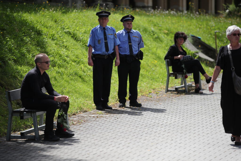 Na pohreb dohliadajú aj mestskí policajti.