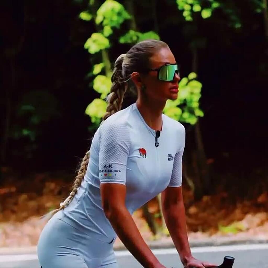 FOTO Slovenská cyklistka v spodnej bielizni: Sexi blondínka nedráždi len na bicykli