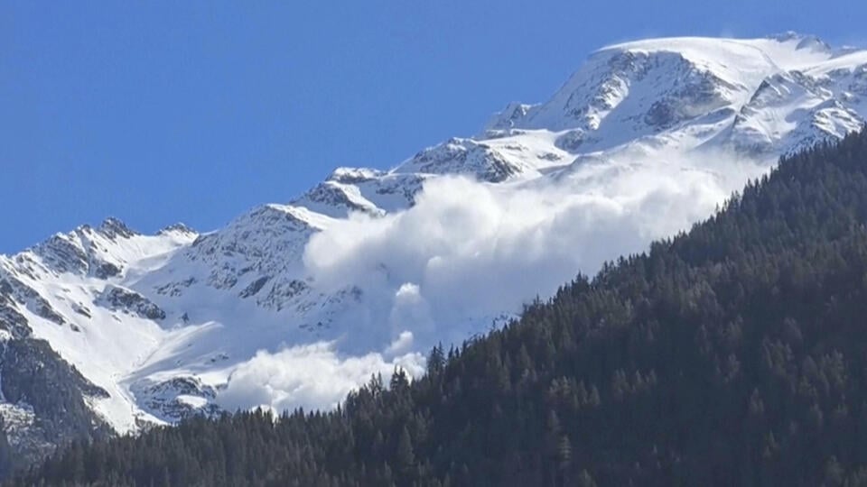 WA 47 Les Contamines-Montjoie - Lavína padá na ľadovci Armancette neďaleko talianskych hraníc a Mont Blancu na juhovýchode Francúzska v nedeľu 9. apríla 2023. Po páde lavíny našli mŕtvu piatu osobu. Ďalší človek je stále nezvestný, uviedla v pondelok 10. apríla miestna prokuratúra. FOTO TASR/AP
In this photo provided by Contamines Montjoie, an avalanche rolling down the Armancette glacier in Contamines-Montjoie, France, in the Haute-Savoie region, some 30 kilometers (almost 20 miles) southwes