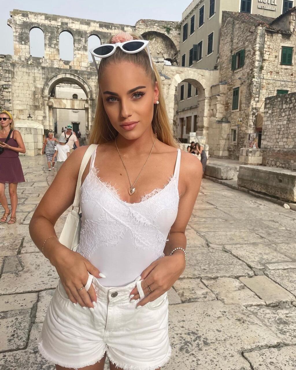 Sexi Ana Maria Markovič sa okrem futbalu živí aj modelingom. Určite sa v ňom nestratí.