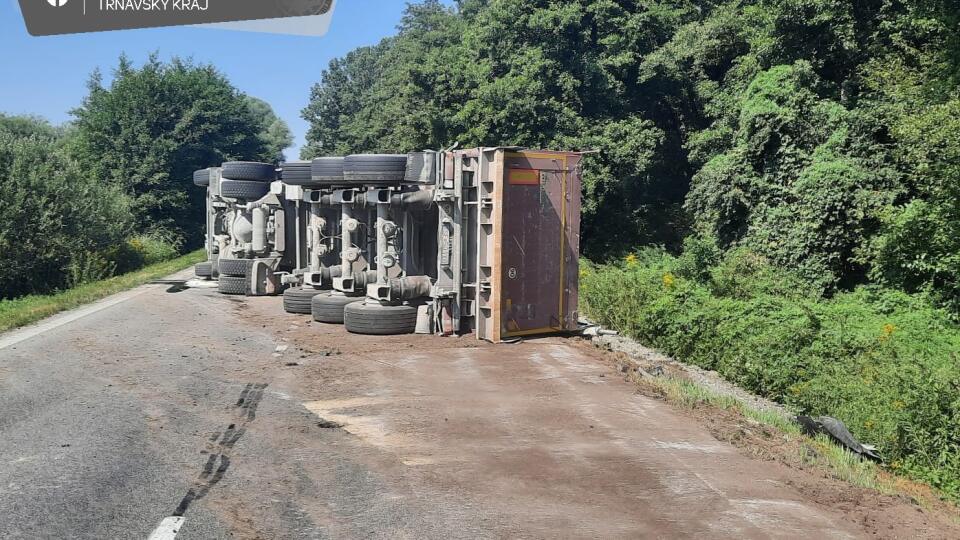 Cesta medzi Dojčom a Senicou je uzatvorená, prevrátil sa tam kamión